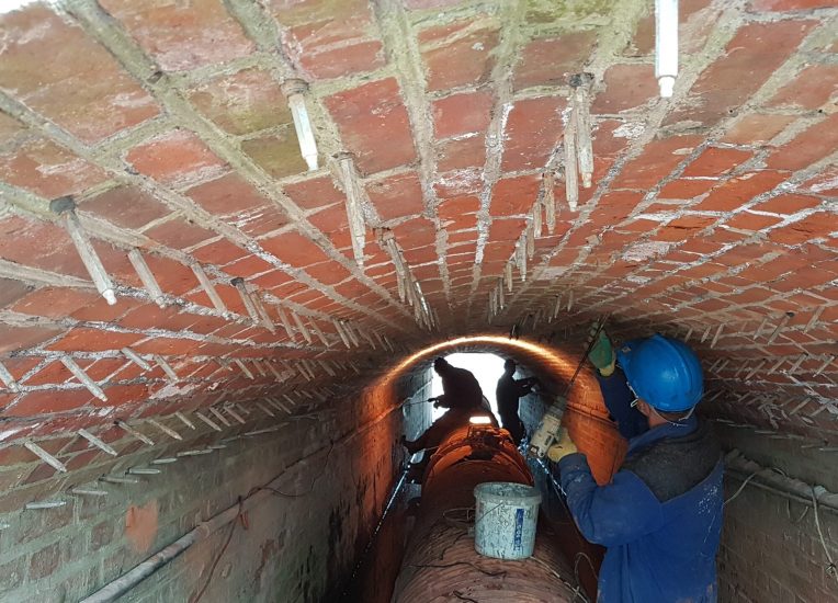 Iniekcja ciśnieniowa kurtynowa strukturalna sklepienia ceglanego, wykonana od wewnątrz bez odkopywania konstrukcji z przyczyn technicznych nie można było odkopać tunelu pod torami.