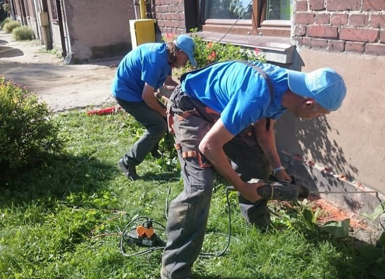 Odtwarzanie izolacji poziomej przeciwwilgociowej zabezpieczającej mury przed kapilarnym podciąganiem wilgoci w wyższe partie domu. Wykonana metodą iniekcji niskociśnieniowej.