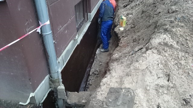 IZOLACJA BITUMICZNA FUNDAMENTÓW - PRZYKŁAD REALIZACJI MASĄ BITUMICZNĄ COMBIFLEX-AB2